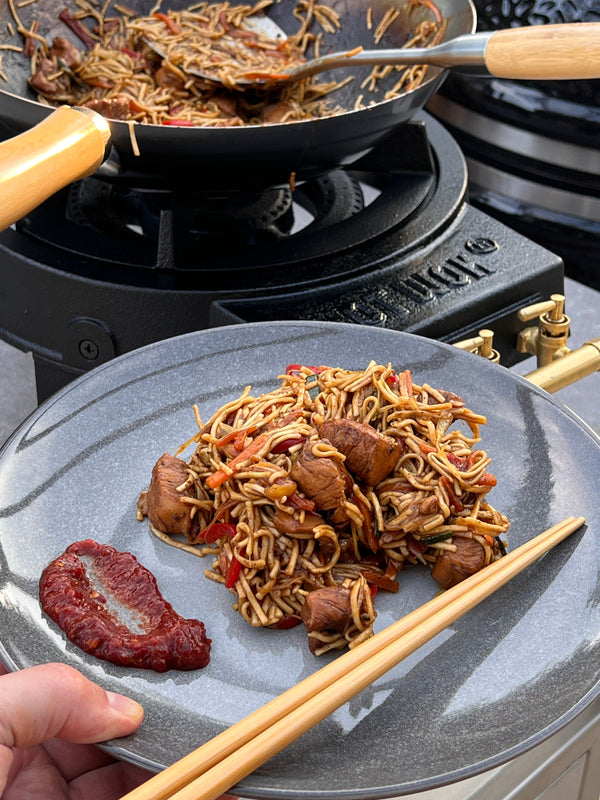 Wok asiatico con pollo, verdure fresche e noodles