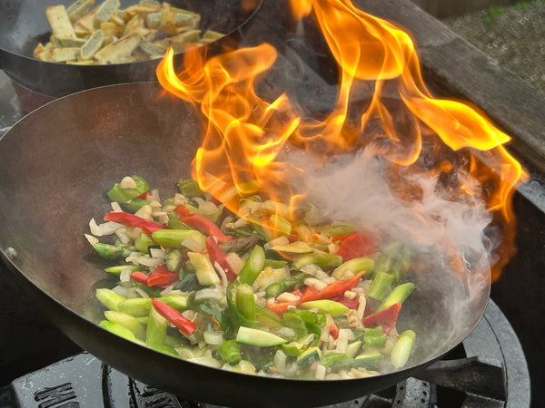 Guida: Come padroneggiare la tecnica dello stir fry con HOT WOK