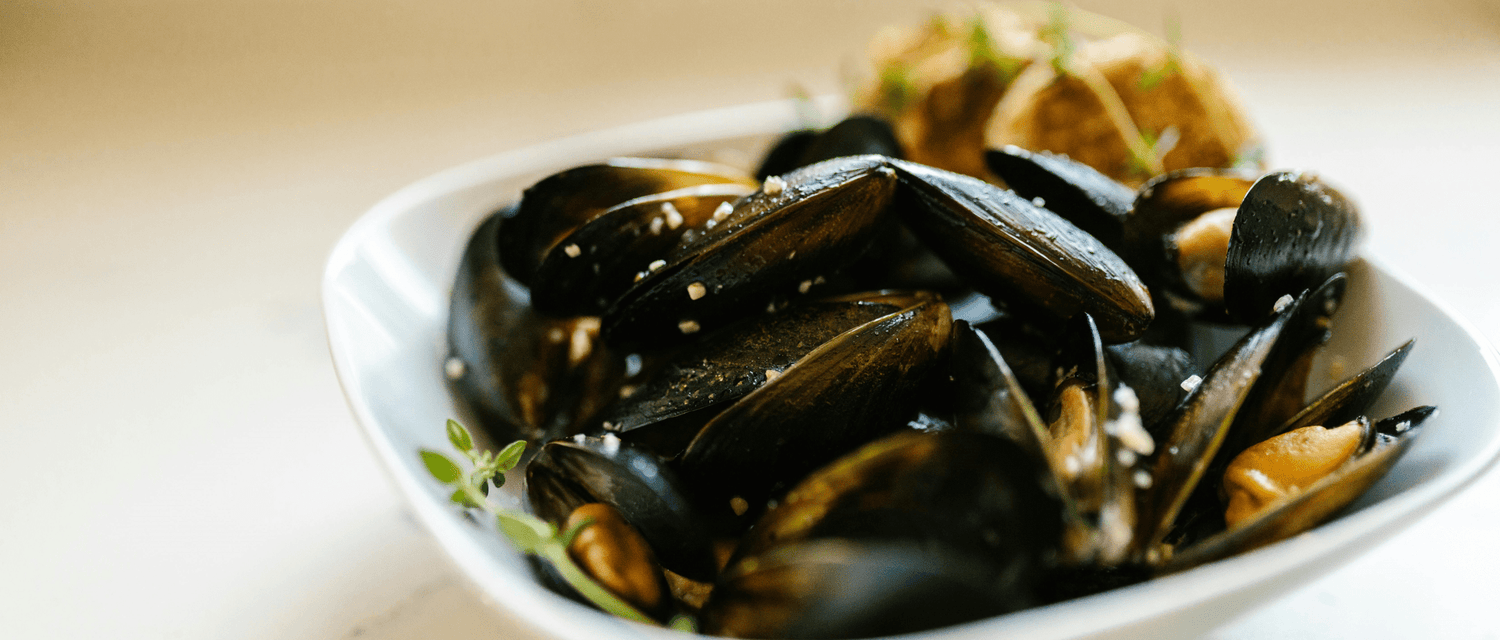 Mussels with herbs and beer on a HOT WOK - HOT WOK